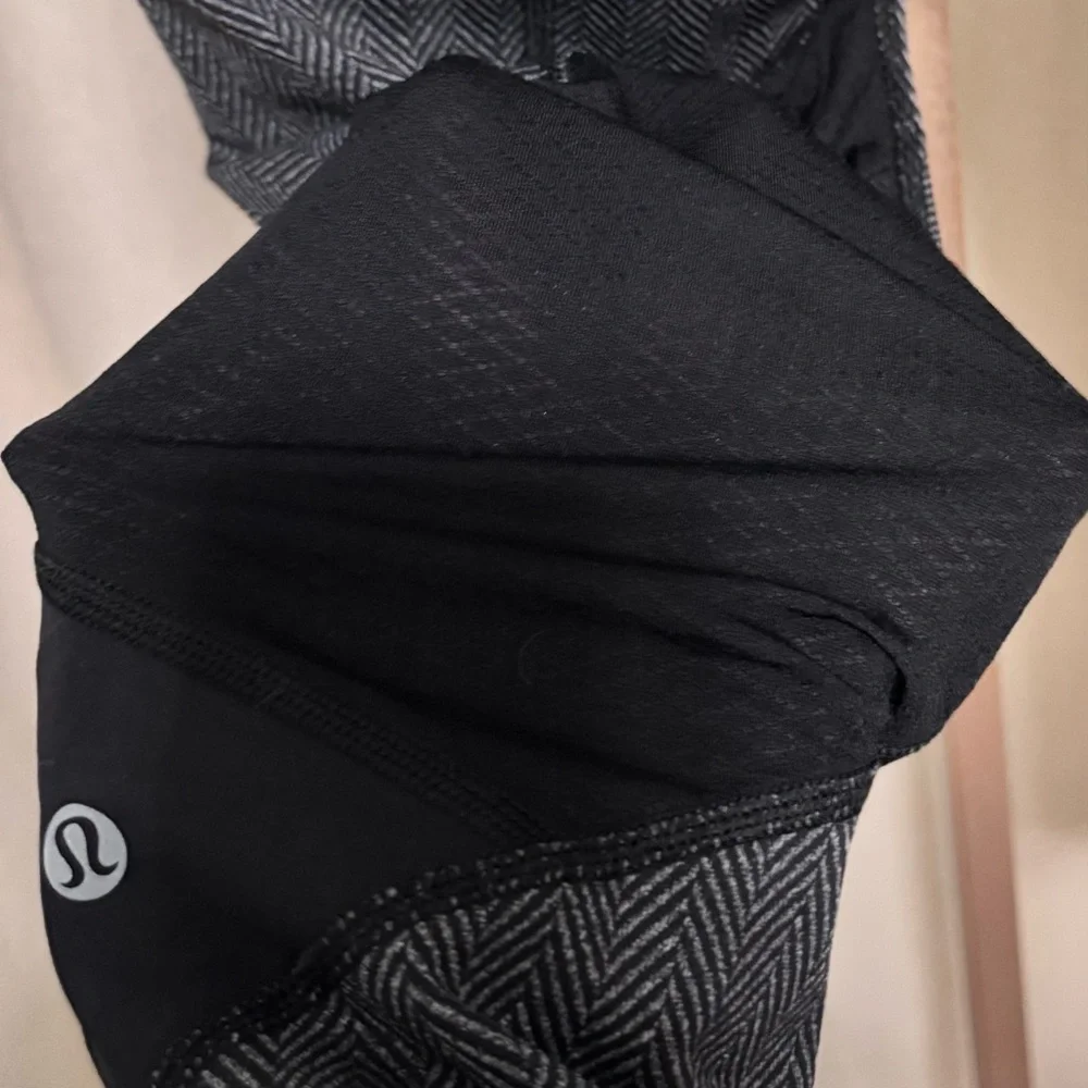 Lululemon Gray Herringbone Patterned Leggings - Size 10 - Picture 11 of 12